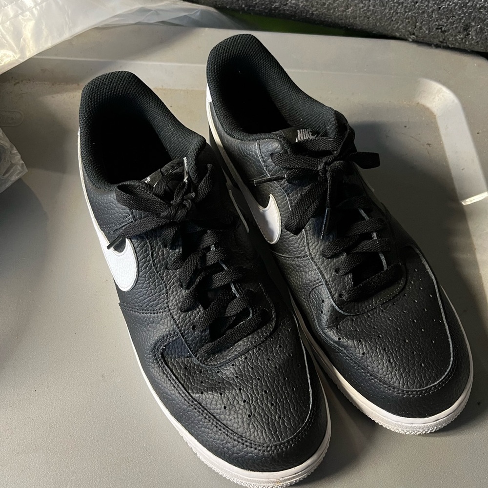 Nike Men's Black and White Leather Sneakers